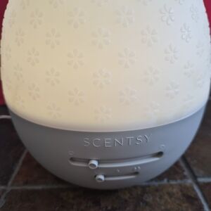 Scentsy White Floral Ceramic Diffuser